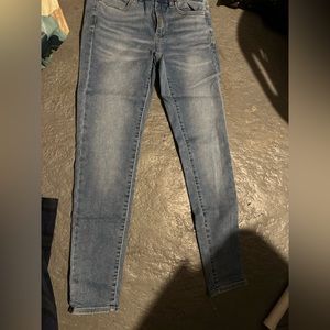 Light Wash Super Stretch Jegging American Eagle Size 6. Worn once.